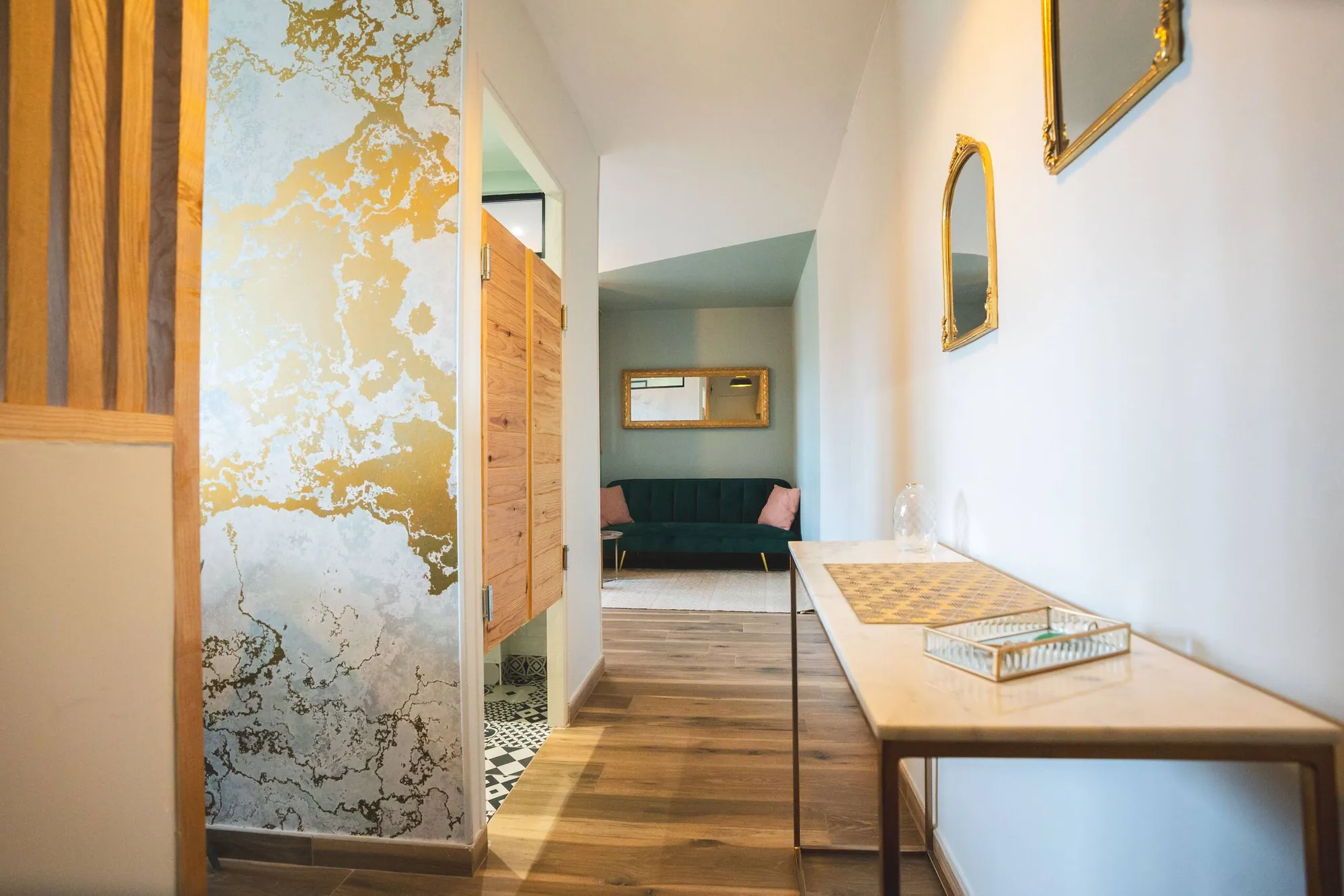 Entrée — Golden, Laval