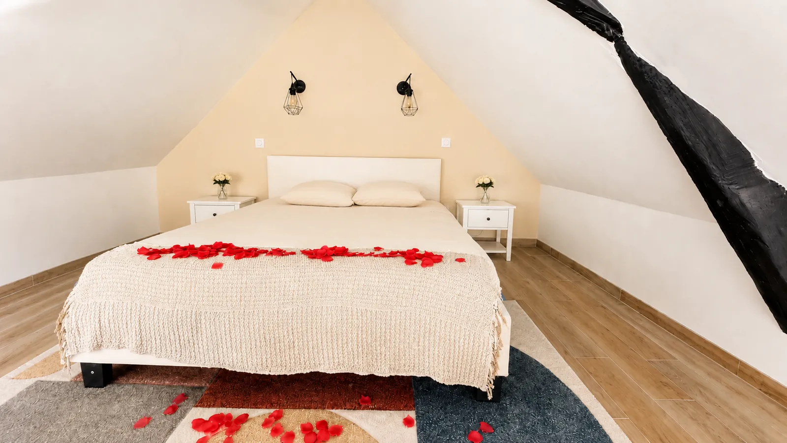 Chambre mansardée préparée pour l'arrivée des voyageurs
