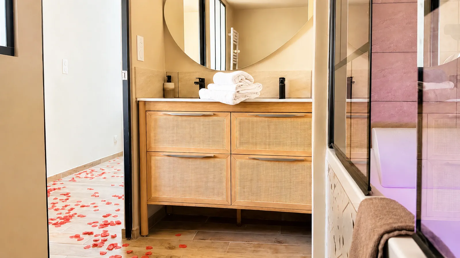 Salle de bain soignée, photographiée pour une annonce de location